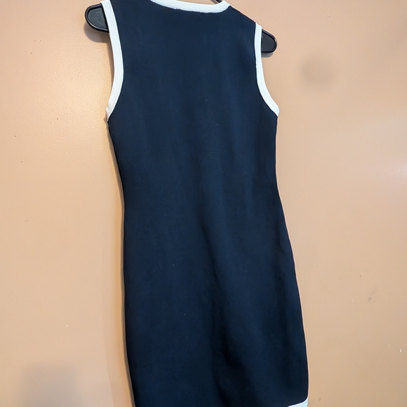 Elegant Navy Blue and White Sleeveless Dress - Picture 4 of 5